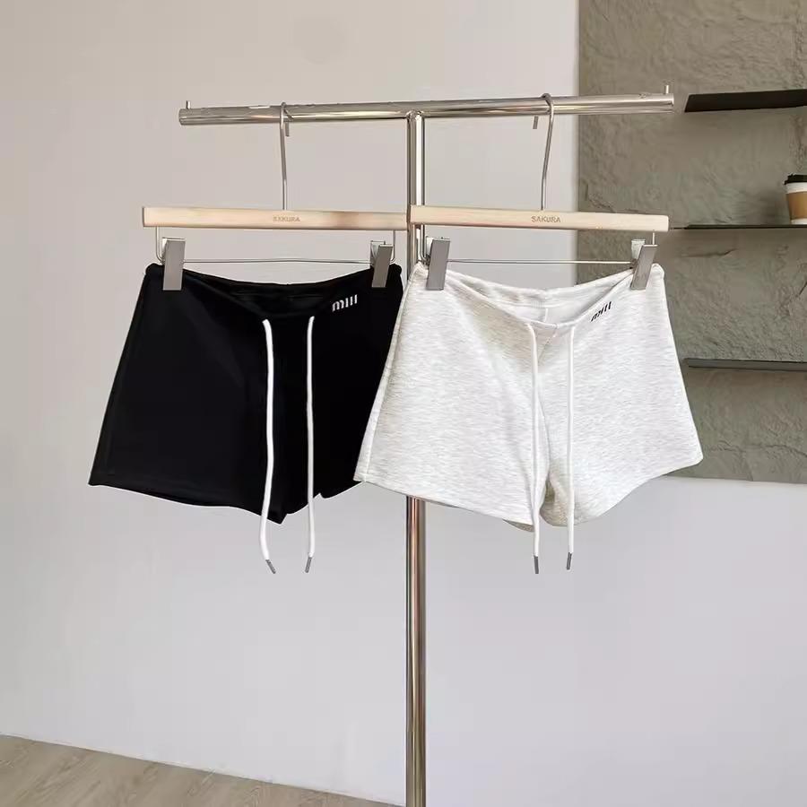 Женские летние шорты 2025 года в корейском стиле с высокой талией, облегающие, для миниатюрных, универсальные, однотонные, с широкими штанинами.