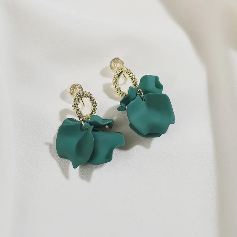 Exaggerated Green Petal Clip-On Earrings - High-End Cold Style Design