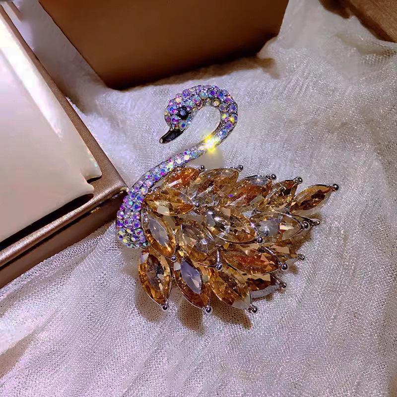 Элегантная брошь «Хрустальный лебедь»: Элитная женская брошь с корейским шармом