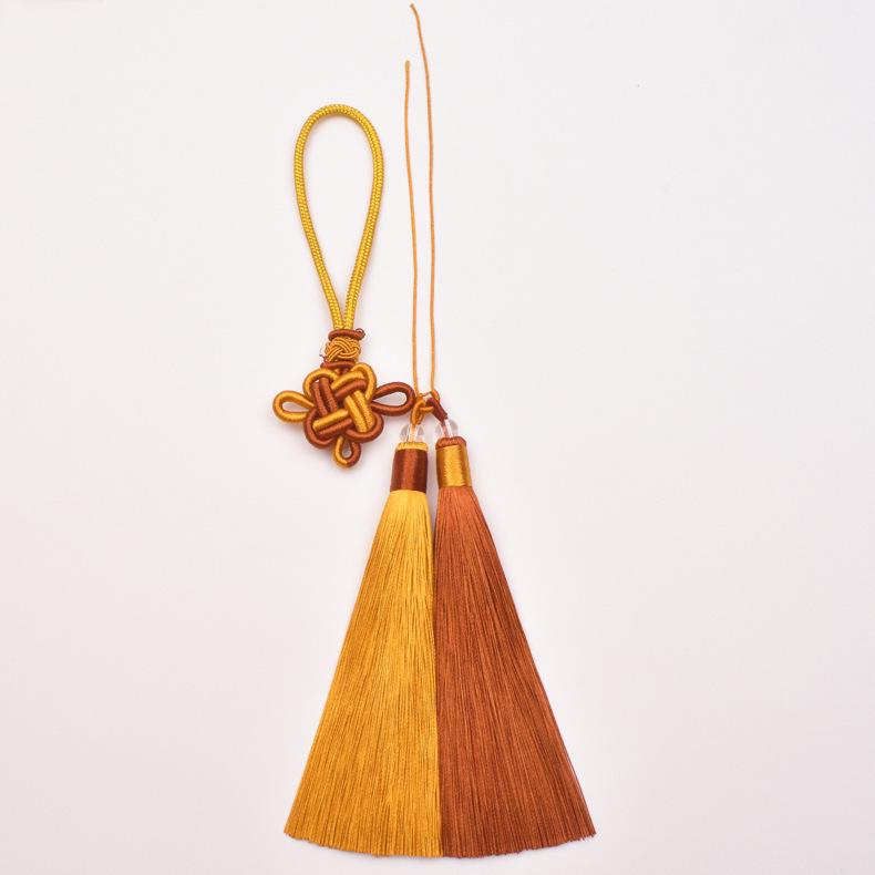 Двухцветная кисточка-подвеска в виде китайского узла для рукоделия