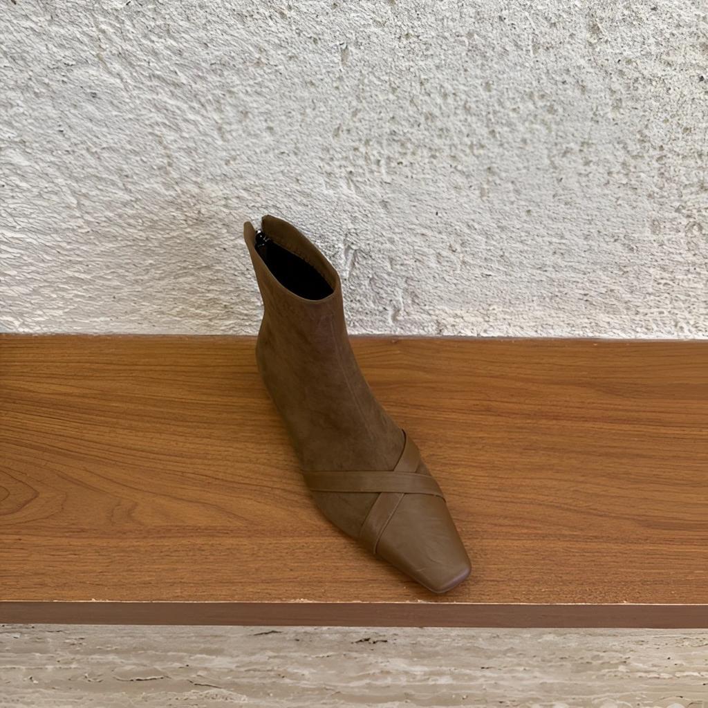 Корейская версия модных замшевых ботинок с квадратным носком для женщин 2025 осень-зима новая темпераментная тонкая обувь с задней молнией короткие ботинки для w