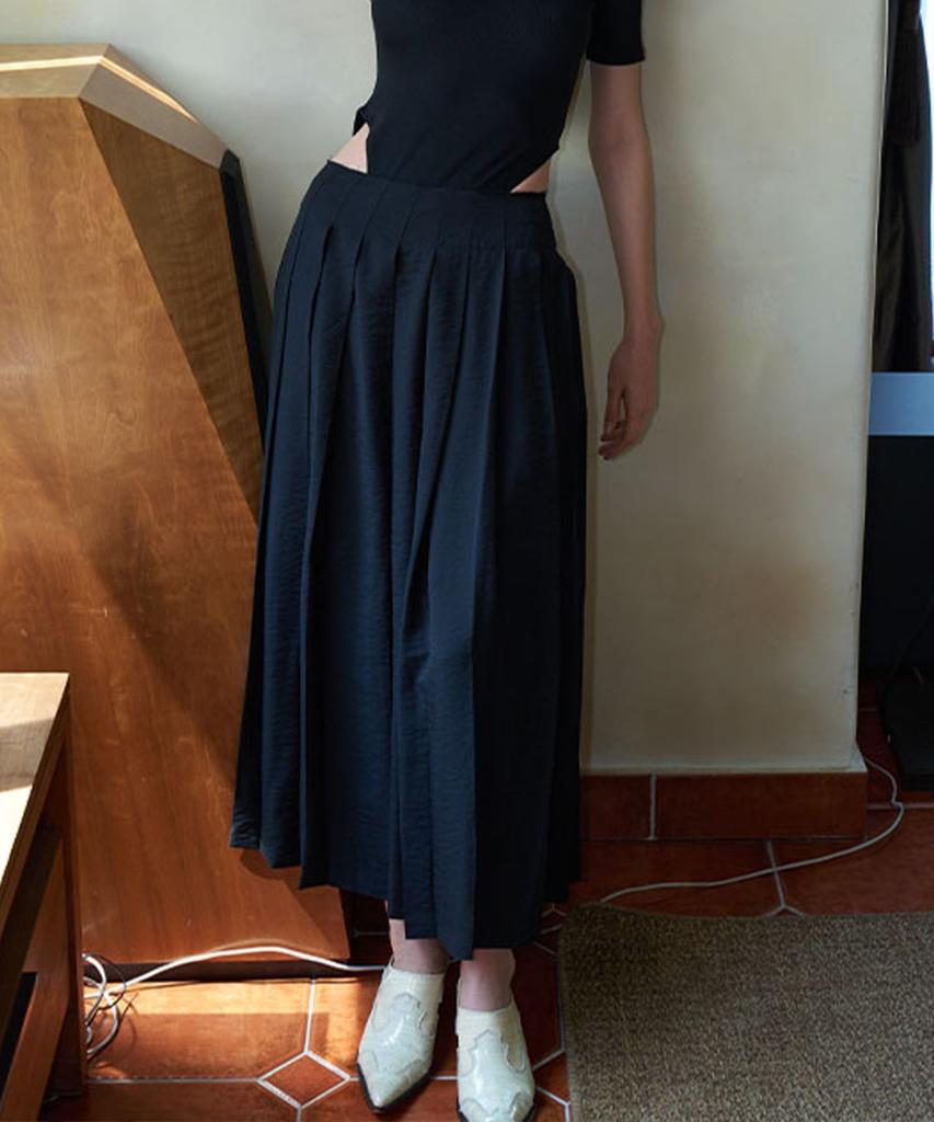 Eine Cut-Off Pleated Skirt (Black)