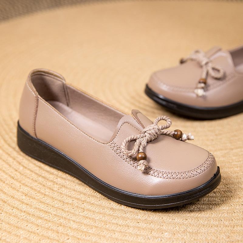 Новые кожаные удобные туфли для мам на мягкой подошве, весенние и осенние модели, легкие нескользящие туфли для женщин среднего и пожилого возраста, однотонные