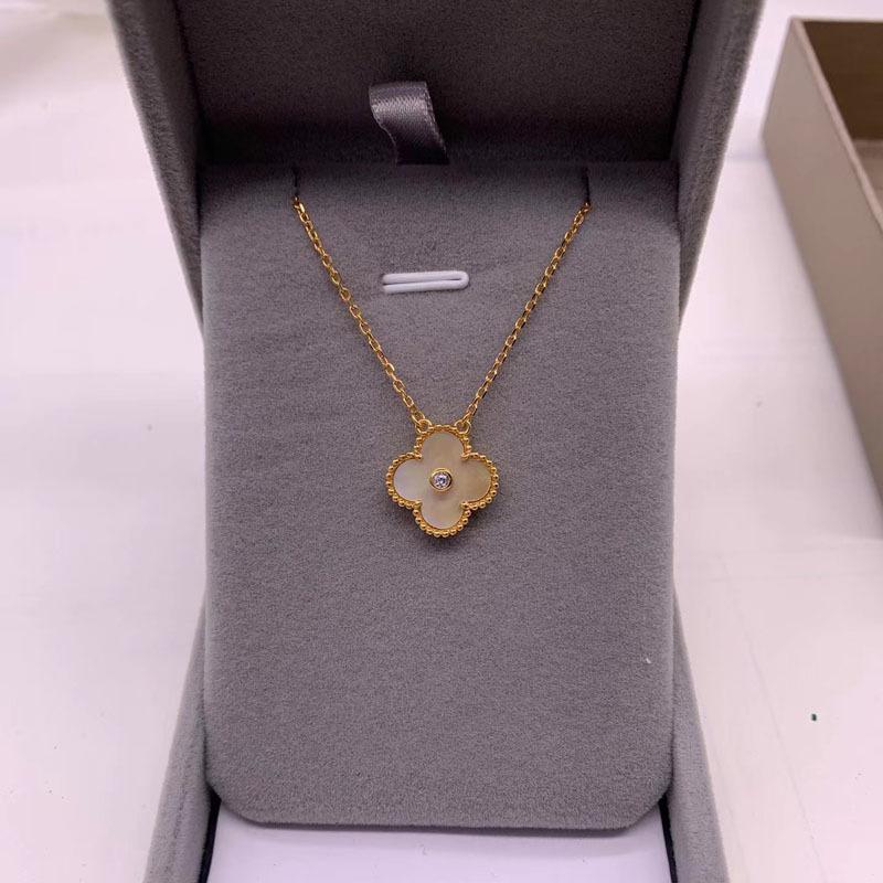 Легкое роскошное ожерелье с подвеской в виде четырехлистного клевера, рябчика, красного агата и малахита на золотой цепочке