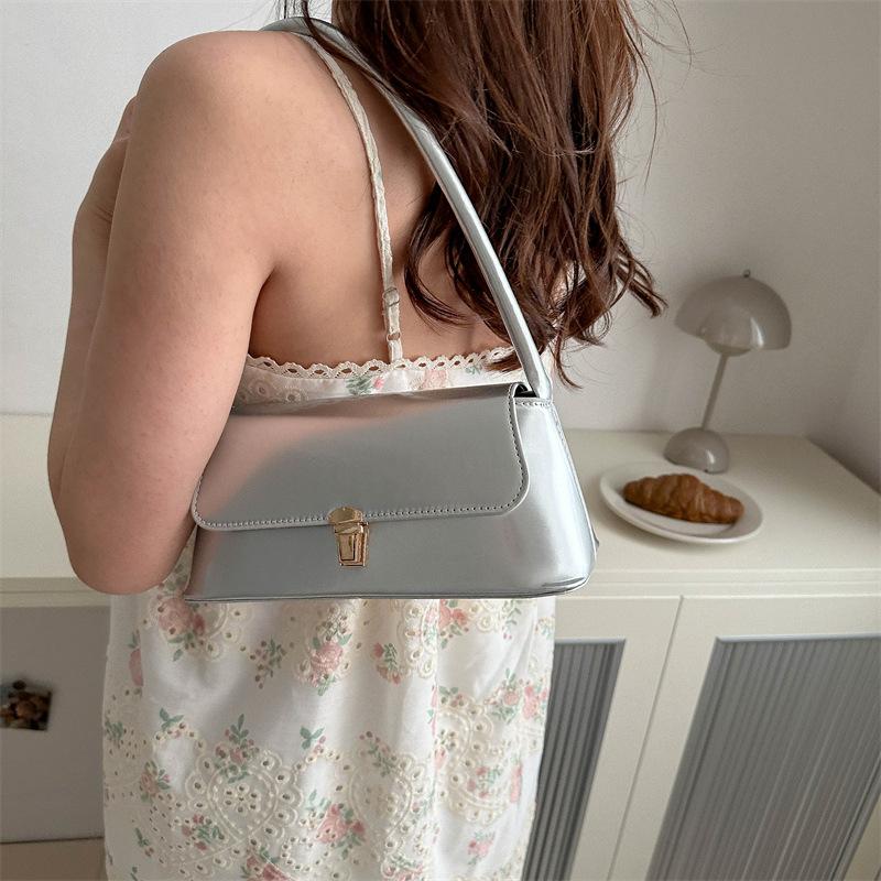 Французская нишевая фактурная сумка женская сумка 2024 летняя новая модная ретро сумка подмышкой глянцевая сумка через плечо в иностранном стиле