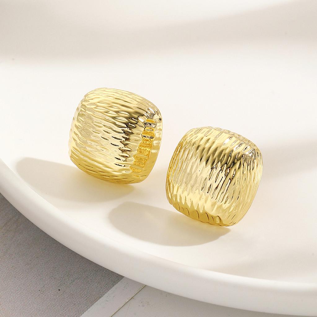 Exaggerated Temperament Earrings Gold Senior Sense Ins Cold Wind Simple Metal Droplets Pleated Pearl Flower Earrings