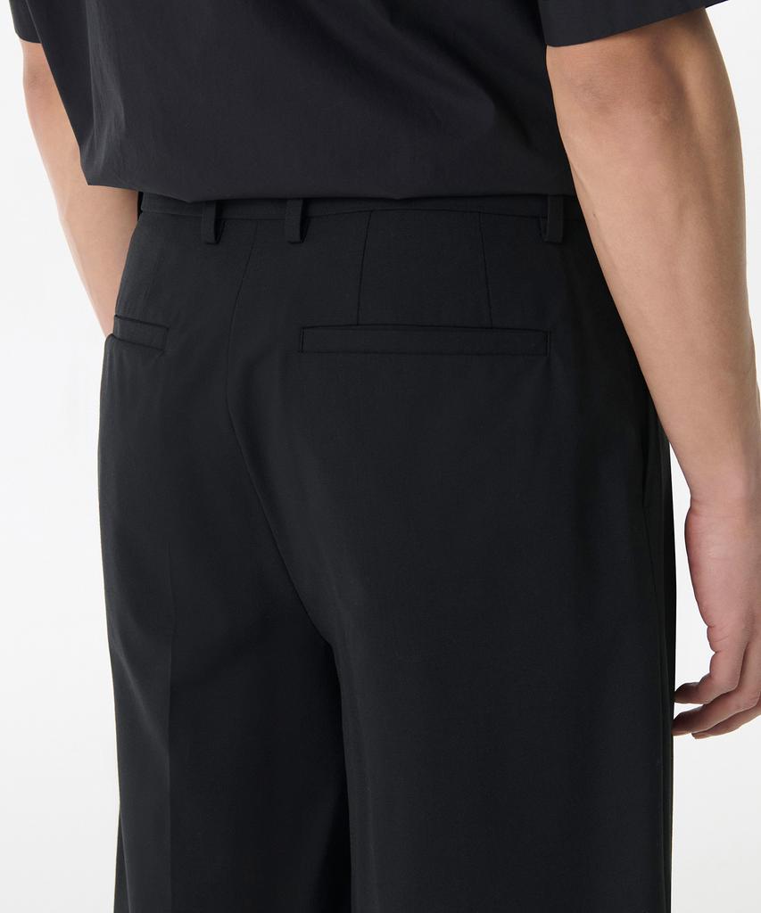 MUSINSA STANDARD Summer Wool Two-Pleat Wide Hidden Elastic Waist Half Slacks [Black]
