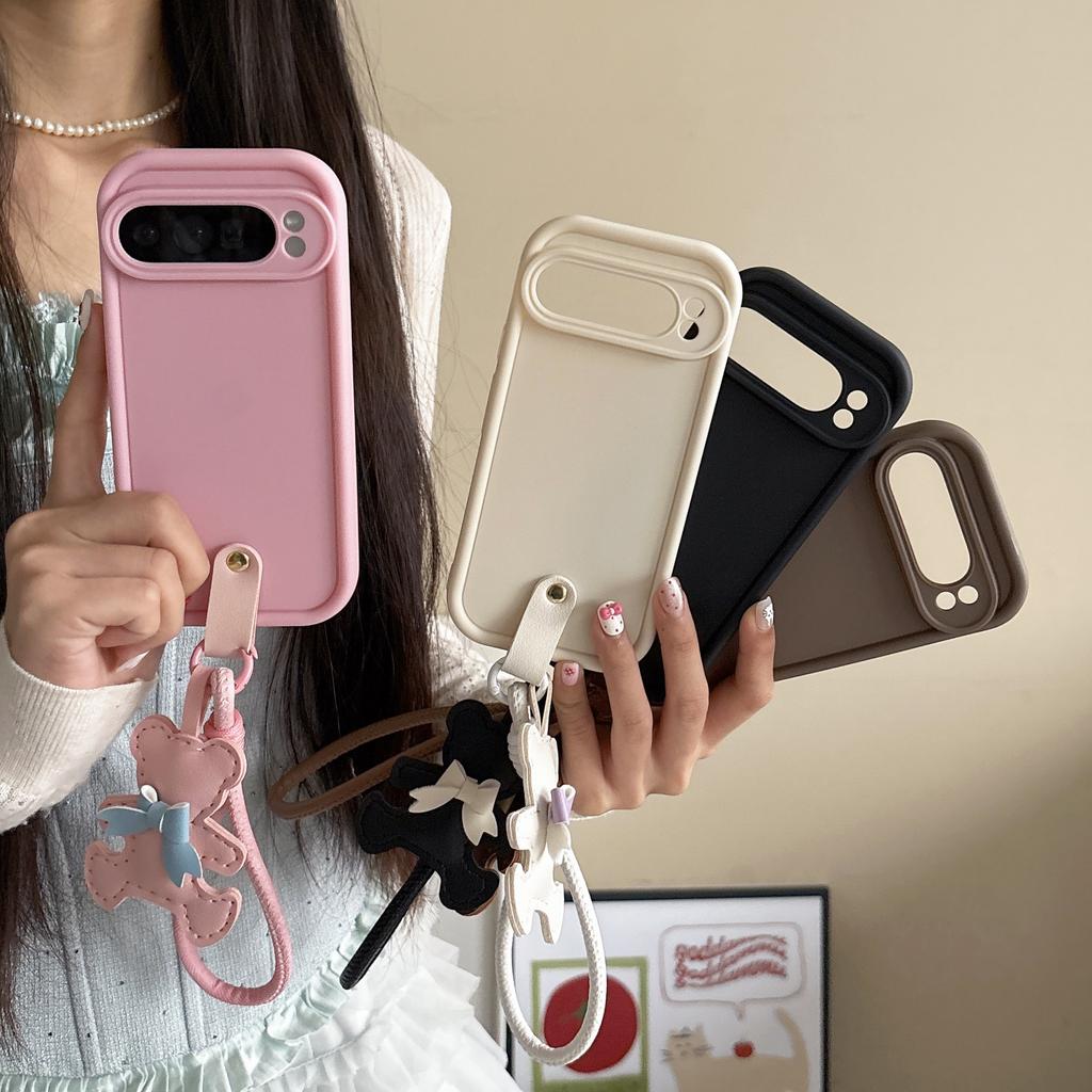 Pixel 9pro TPU Bear Hand Strap Set Phone Case Oil Painting Design Ins Style Shockproof Lens Protection Google Motorola Mobile