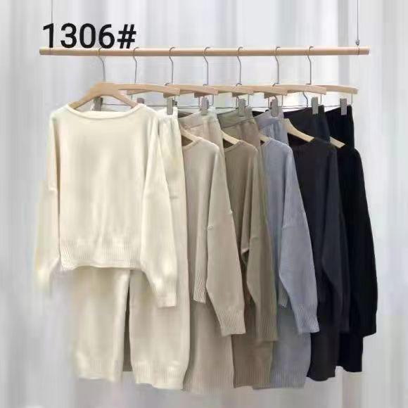 Женский вязаный костюм-двойка: Комплект из свободного свитера с рукавами «летучая мышь» и широких брюк осень/зима 2024 г.