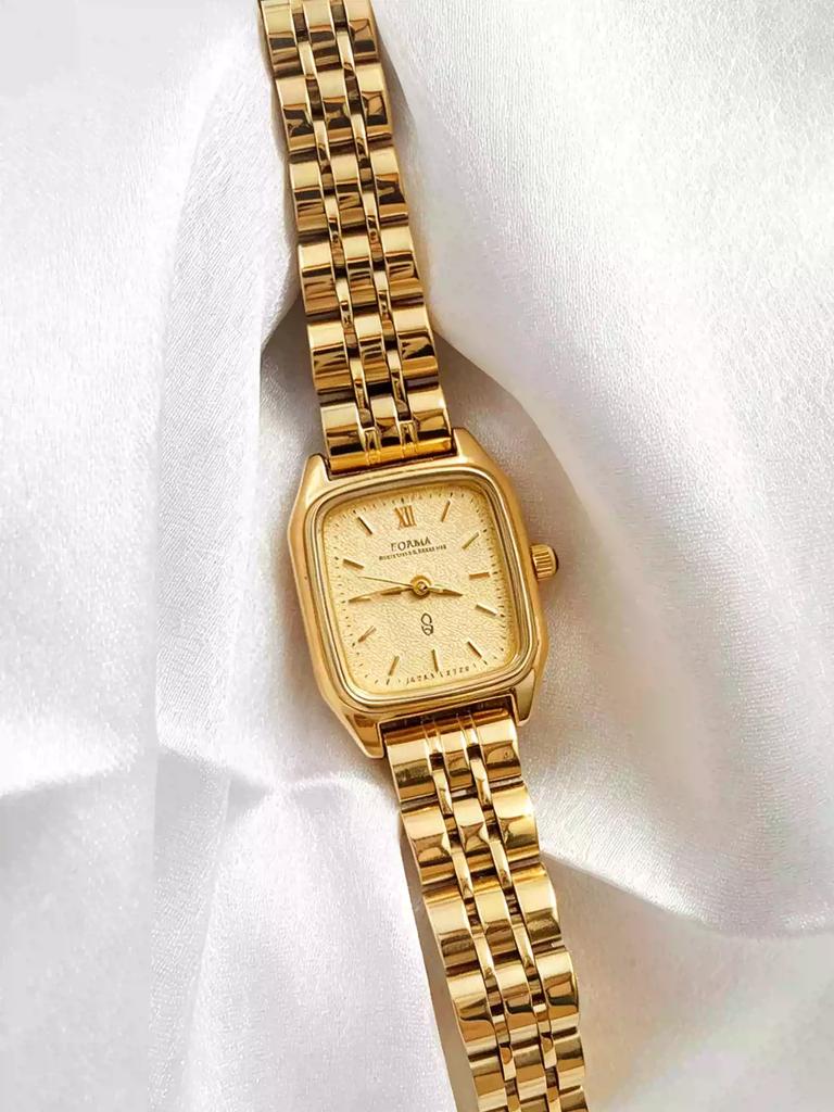 Vintage Square Gold Women Quartz Watch Textured Dial Roman Numeral Elegant Gold Metal Bracelet Ladies Dress Wristwatch
