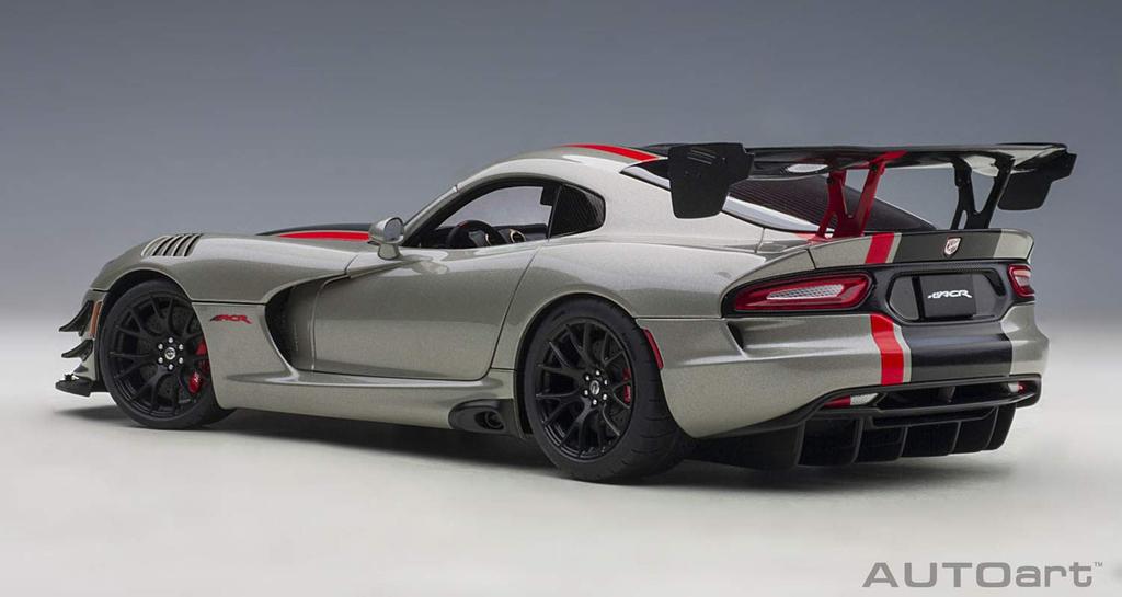 Dodge AUTOart Масштабная модель Dodge Viper ACR Металлический серебристый с черными полосами 71733 1/18 (Готовая модель)
