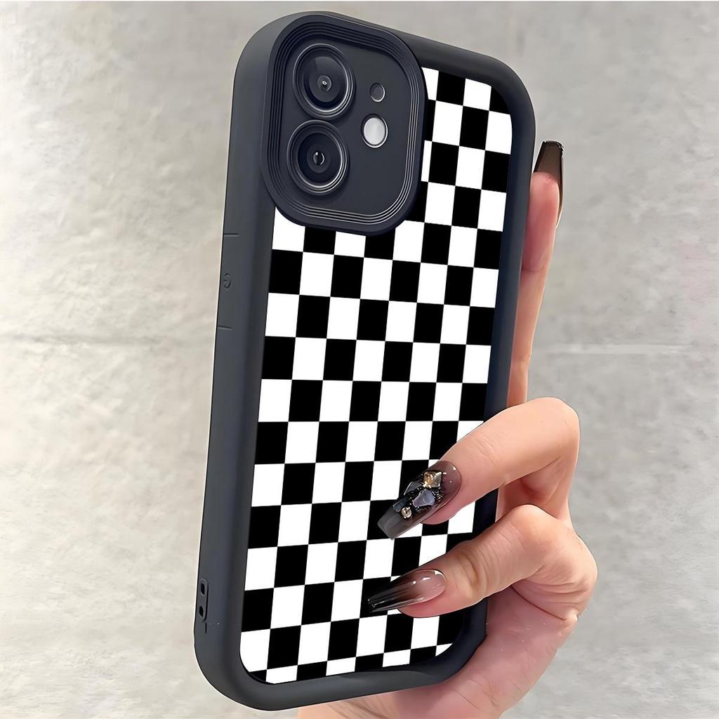 Черно-белый клетчатый кейс с канавками для iPhone 15/16/17