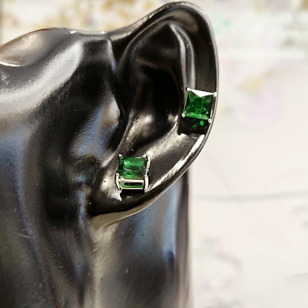 Квадратные серьги-гвоздики из серебра 925 пробы с синим, красным и зеленым цветом и фианитами