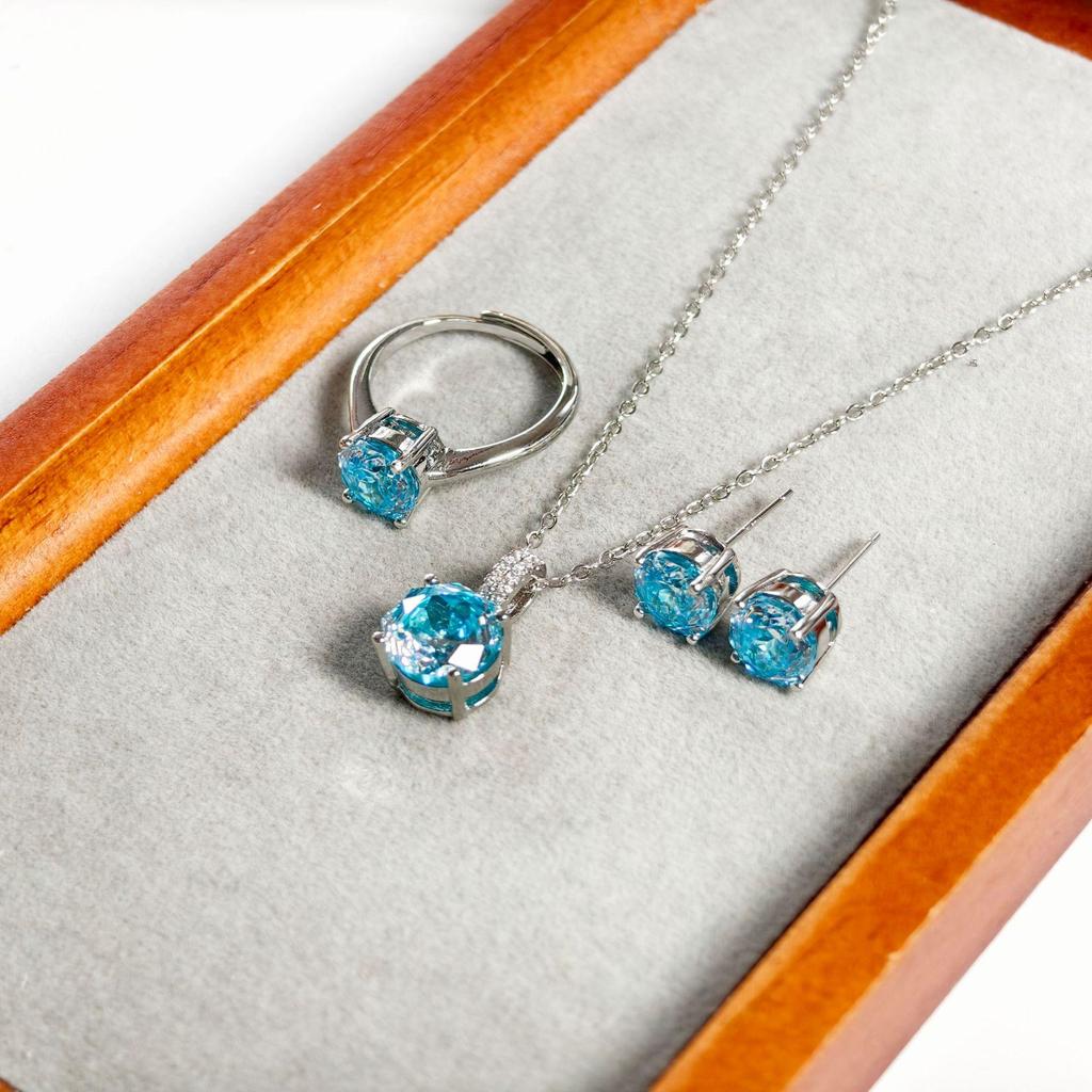 Набор серег-гвоздиков, кулона и кольца Gessen Jewelry с бриллиантами светло-голубого цвета с огранкой «Роза»