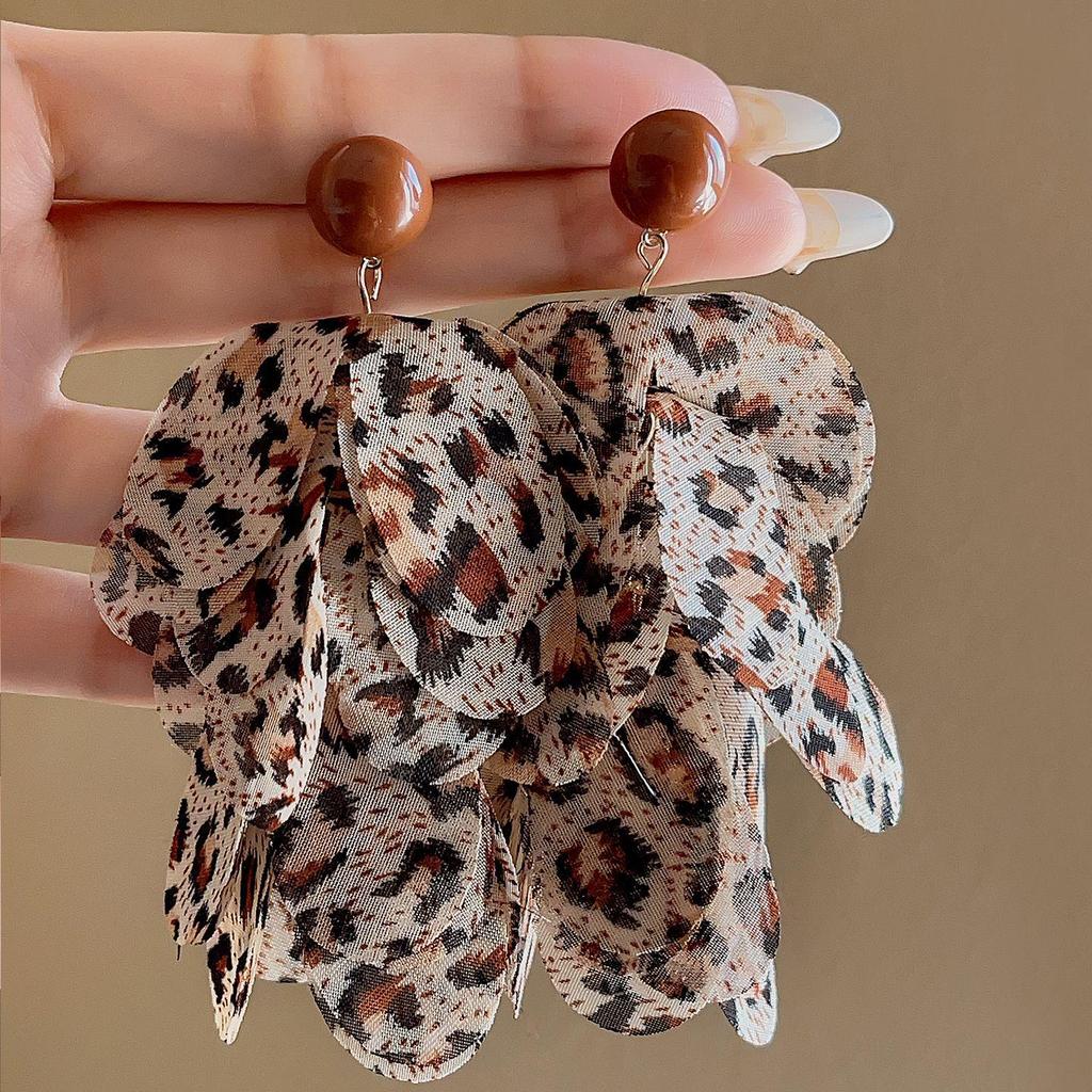 2025 Осень/Зима Женские Высококлассные Простые Серьги: Универсальный дизайн с системой цветов Майяра