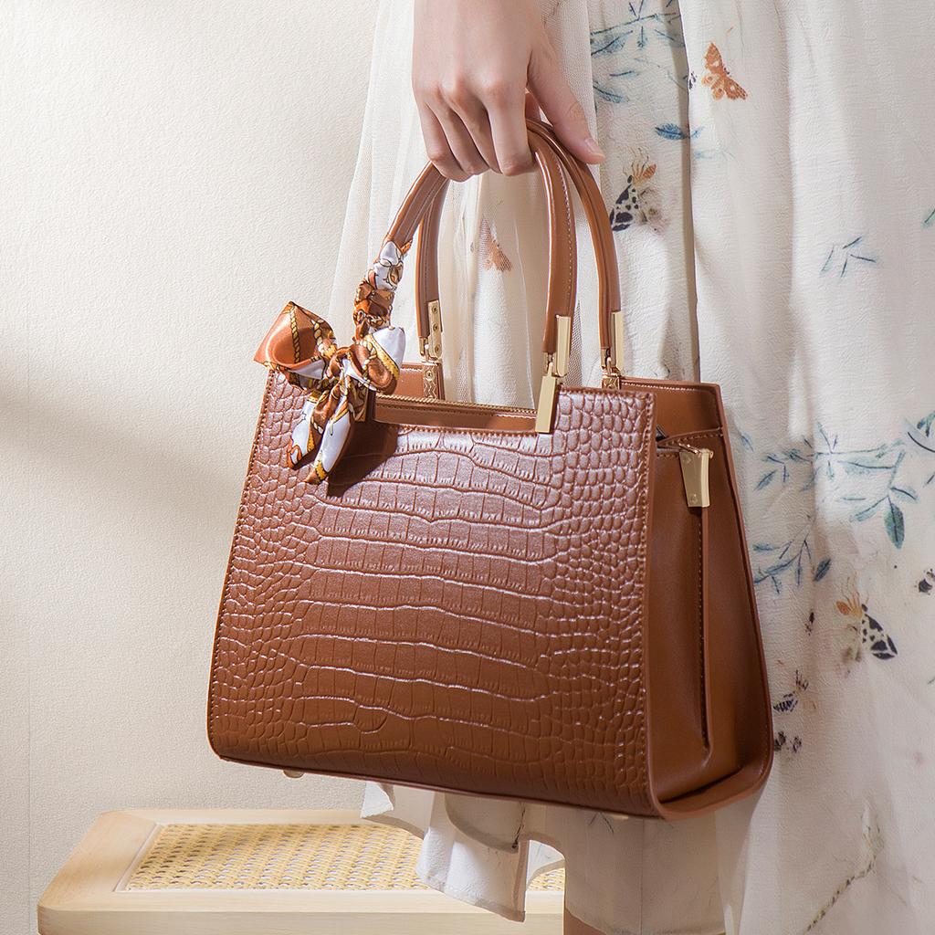 Fashionable and Elegant Crocodile Pattern Handbag for Middle-Aged Women, 2024 New Model, Niche High-End Single Shoulder Crossbody Tote Bag