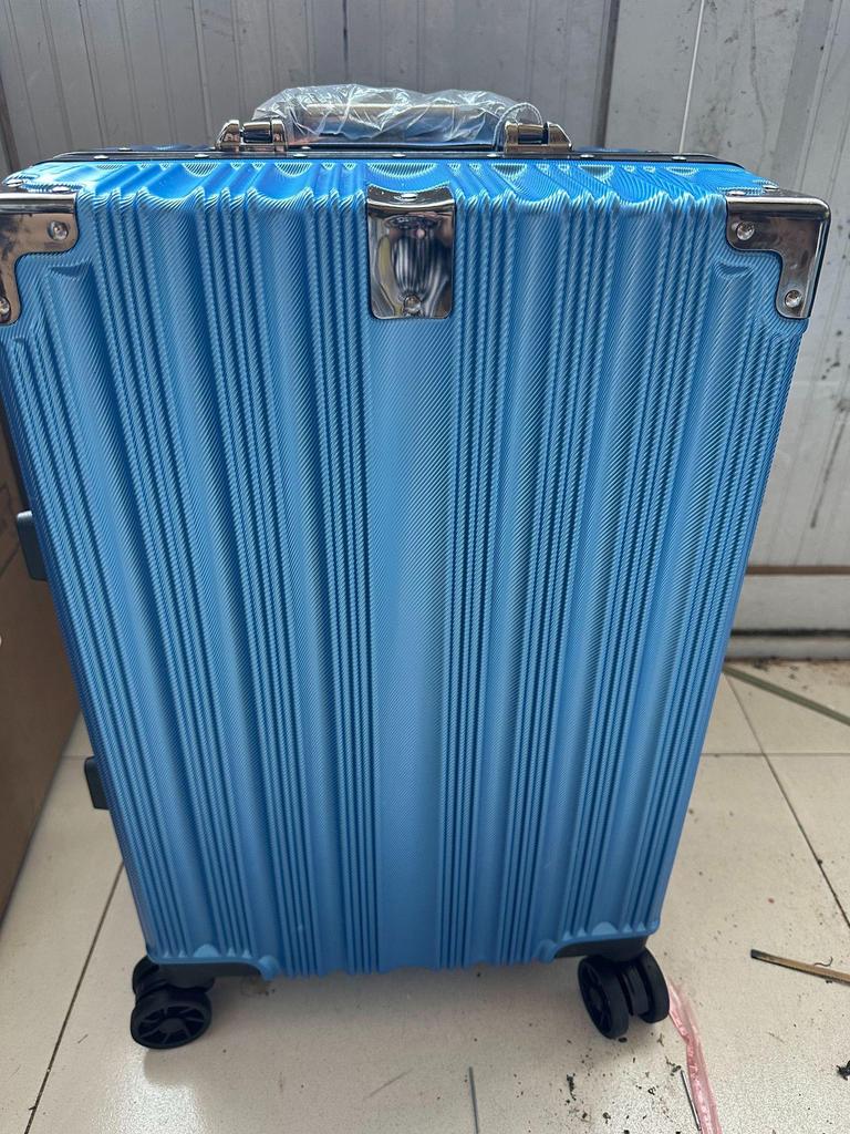 26-дюймовый алюминиевый чемодан с устойчивостью к падениям и износу, универсальные бесшумные колеса - Идеально подходит для женских путешествий