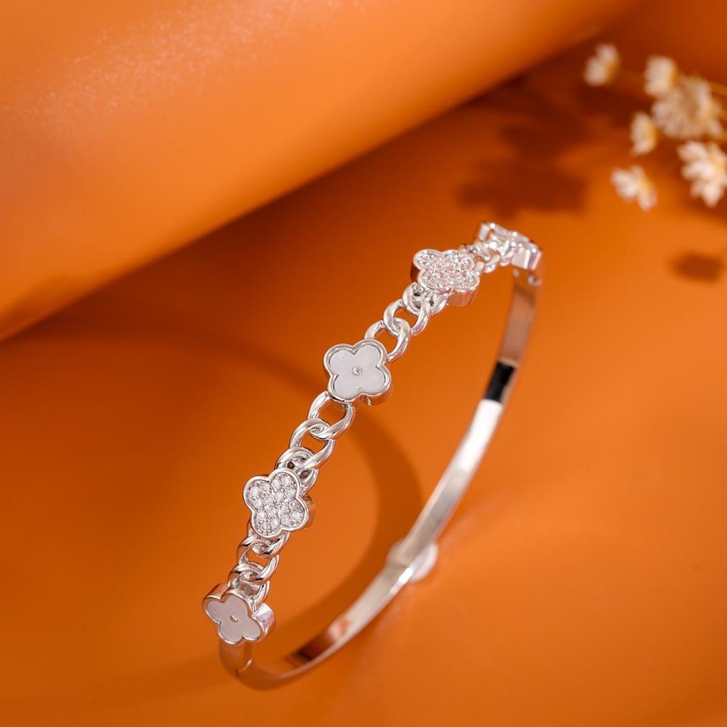 Four Leaf Clover Flower Bracelet Hollowed Out, Light Luxury, Fashionable, High-end Temperament, Women's Bracelet