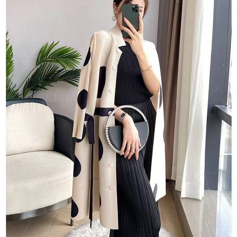 Легкое и шикарное платье в горошек с принтом, воротник-стойка и складки