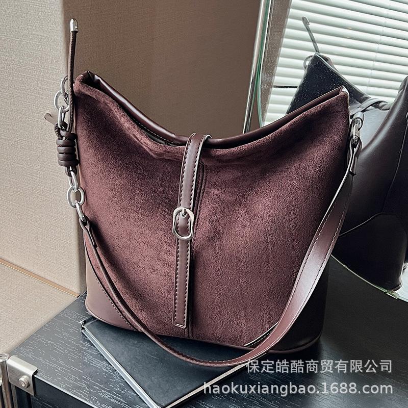 Ретро сумка женская большой вместимости 2025 новая осень и зима универсальная простая сумка через плечо популярная сумка-ведро для поездок в этом году