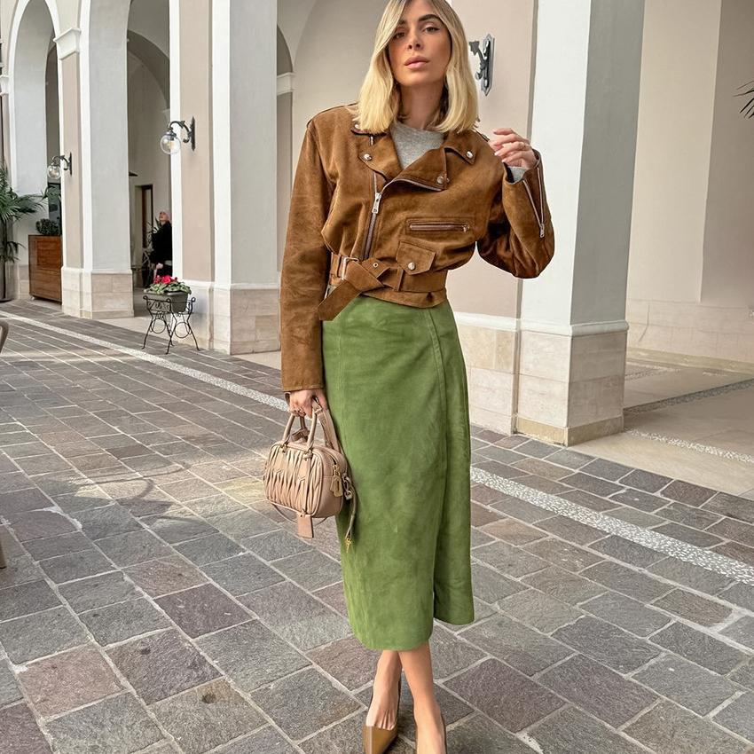 2025 Осень Винтаж Зеленая замшевая юбка А-силуэта с разрезом по низу и высокой талией, облегающая вельветовая юбка миди