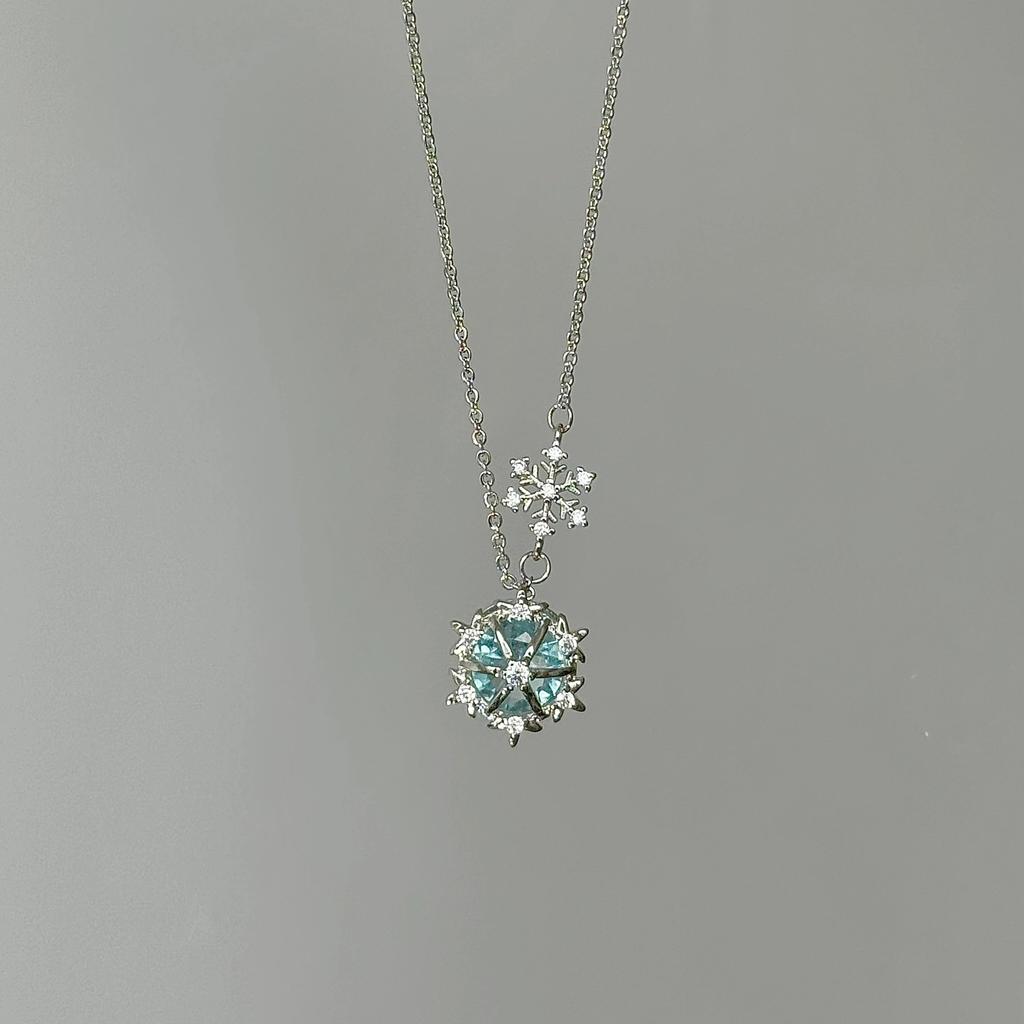 Winter Dreamy Snowflake Pendant Necklace, Niche and High-end, Exquisite, Gentle and Sweet Collarbone Chain