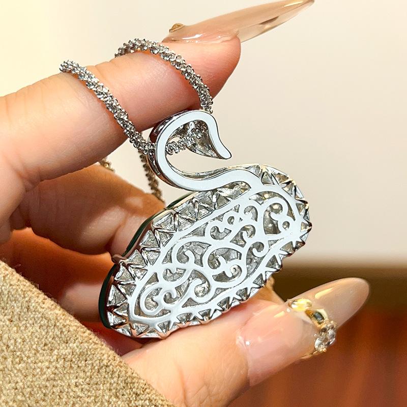 Новое ювелирное ожерелье из натурального полностью зеленого императорского зеленого халцедона в форме лебедя с золотыми ветвями и нефритовыми листьями, цепочка на ключицу для женщин старшего возраста