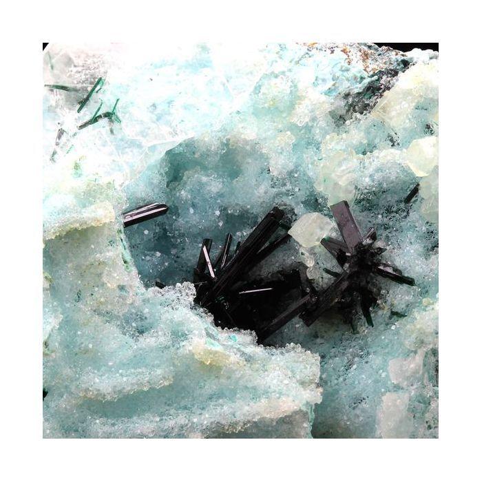 Pierres et Minéraux. Atacamite, Gypse, Chrysocolle. 1308.0 ct. Lily Mine, Pisco Umay, Ica, Perou.