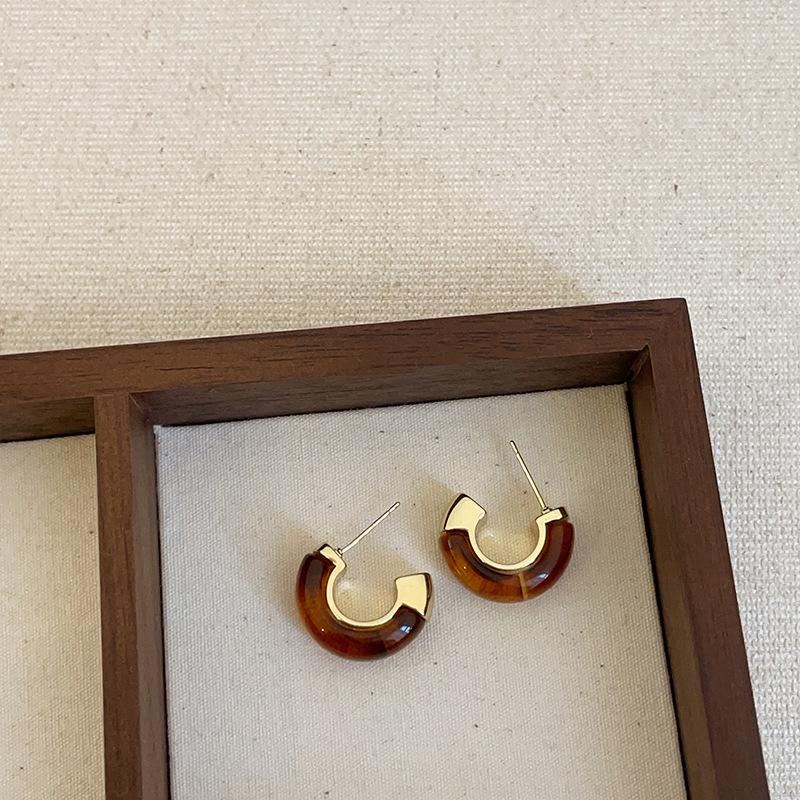 Изысканные серьги-пусеты из коричневой смолы Maelard для женщин: Высококлассные, модные и универсальные осенне-зимние аксессуары для ушей