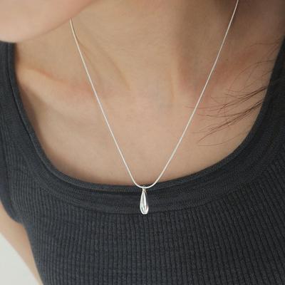 Серебряное колье 925 пробы с подвеской в виде капли сливы