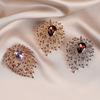 A Light Luxury Retro Crystal Brooch with A High-end Feel, A Light Luxury Niche Design Sense, A Fashionable Brooch
