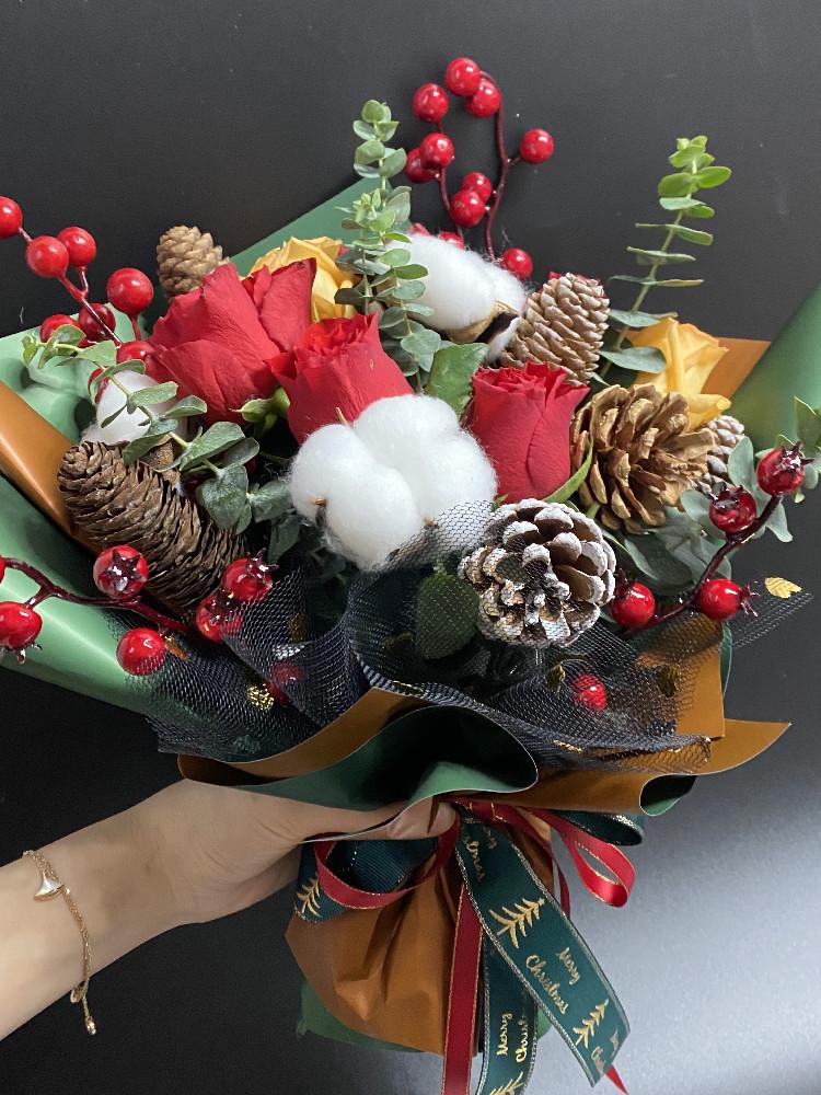 Natural Dried Pine Cones for Christmas Tree Decoration, Photography Props, Floral Wreaths, and Bouquets.
