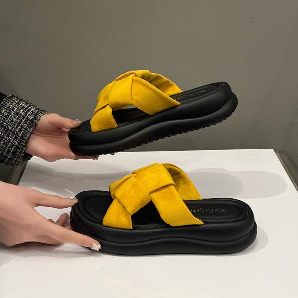 Fashion Shoes Woman 2025 Slippers For Swimming Pool Luxury Slides Pantofle Platform Beach Designer New Fashion Scandals House Slippers P