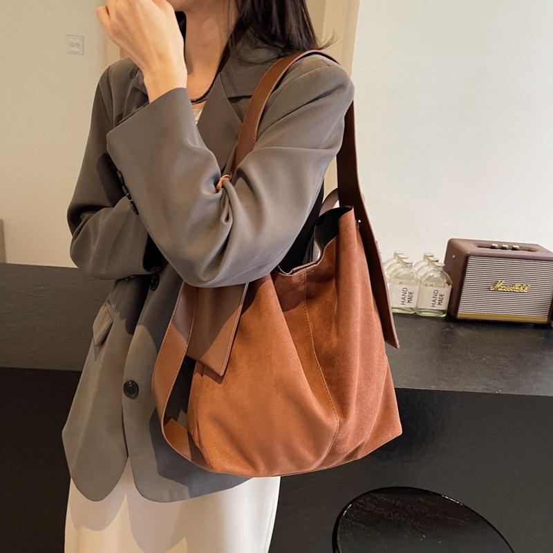 Осенне-зимние модные сумки, женские новые трендовые и популярные однотонные сумки через плечо, повседневные сумки-тоут большой вместимости для работы