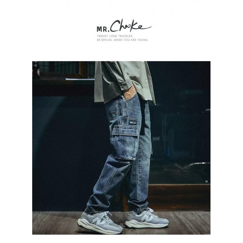 Мужские брюки свободного кроя из стираного потертого денима с несколькими карманами — тренд 2024 года.