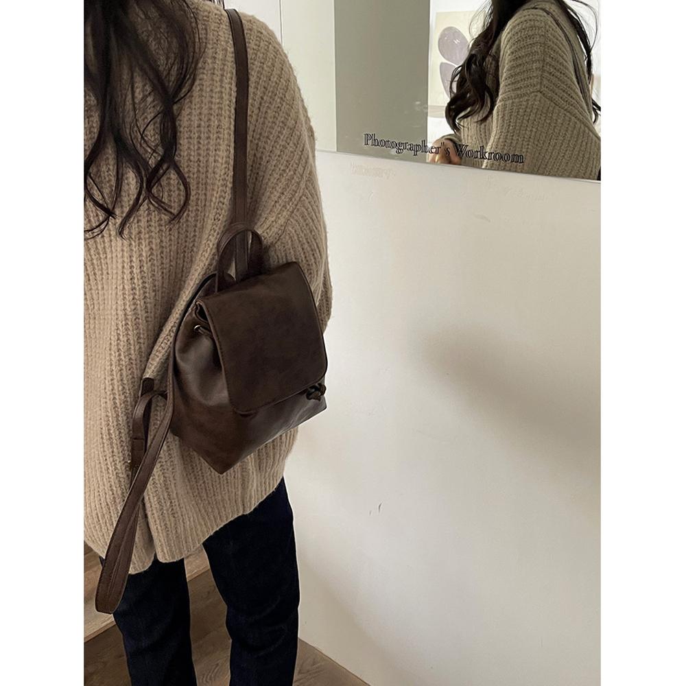 Городской минималистский винтажный рюкзак-хобо для женщин - мягкая искусственная кожа с прошитыми деталями, внутренними карманами на молнии и застежкой-клапаном, модный повседневный рюкзак