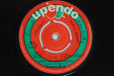 7-дюймовая пластинка SUKUMA BIN ONGARO, SUKUMA BAND - Ndatika Netsiwaya / Alexander Bukac RED715 UPENDO Кения Мировая музыка Б/У