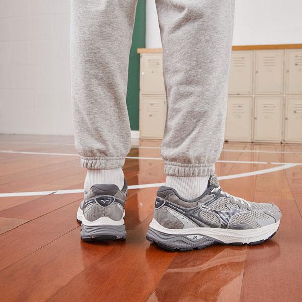 Mizuno Racer S Ретро Тренд Низкие Повседневные Тренировочные Кроссовки для Бега на Длинные и Короткие Дистанции, Городские, для Комьютинга, Унисекс, Серебристо-Серые D1GH223509
