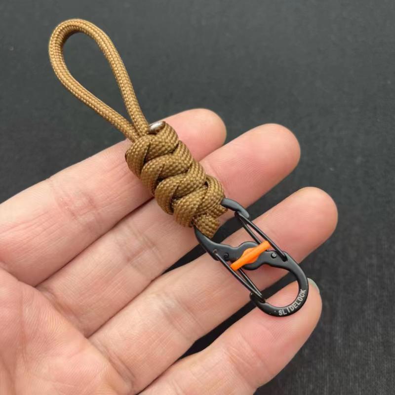 Компактный брелок-антивор из паракорда с запирающимся крючком и пряжкой «восьмерка» для использования на открытом воздухе