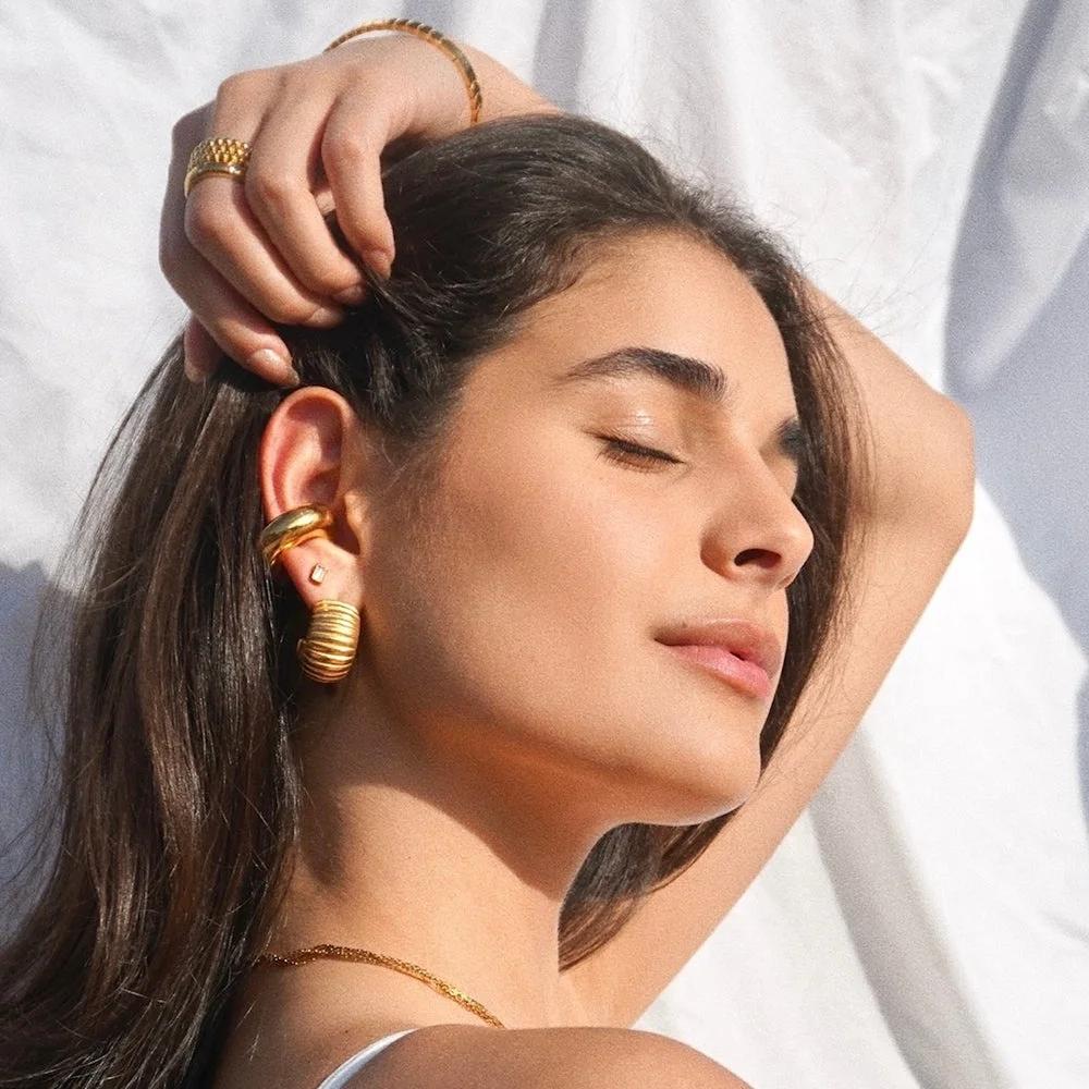 Classics Retro Texture Striped Polished Metal C Shape Huggie Hoop Earrings for Women Stylish Waterproof Stainless Steel Bijoux