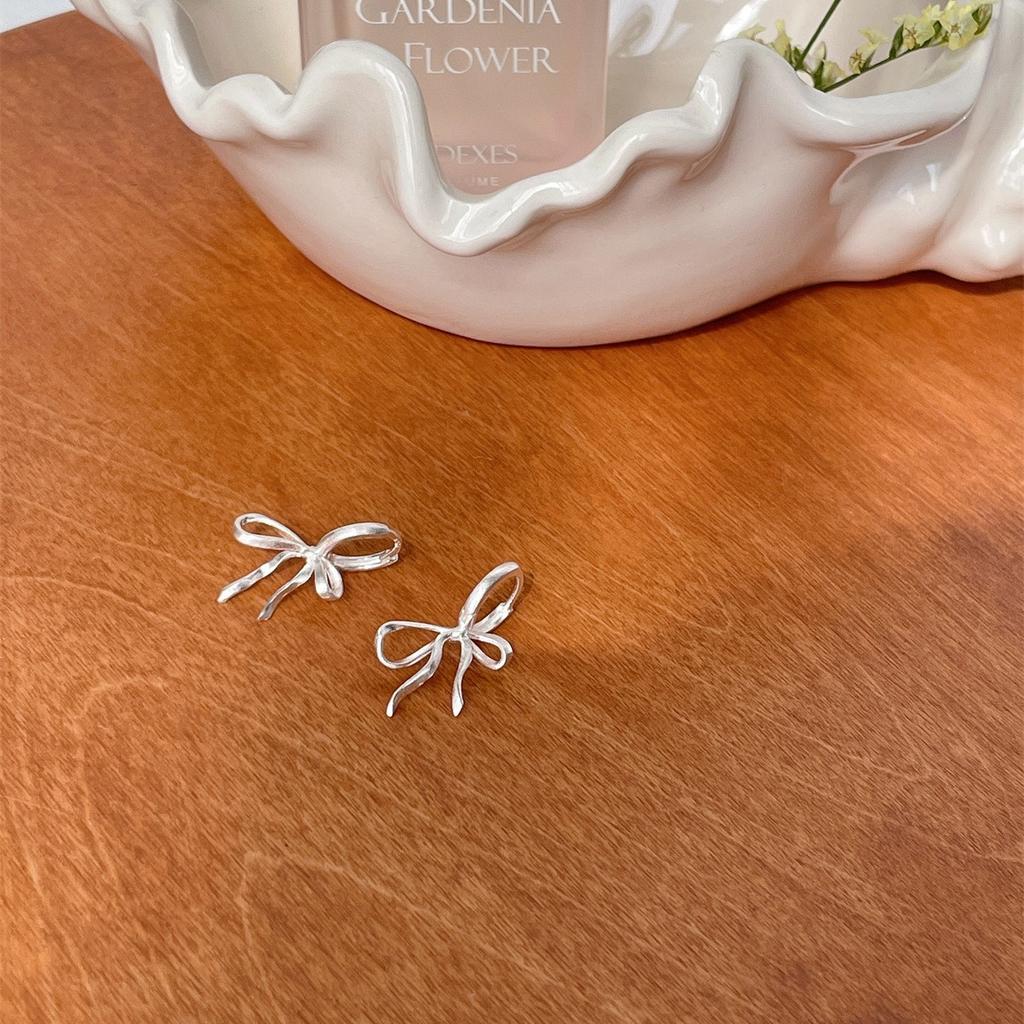 Легкие роскошные модные матовые серьги-бантики женские изысканные универсальные высококачественные серебряные серьги-иглы нишевые новые модные пряжки для ушей