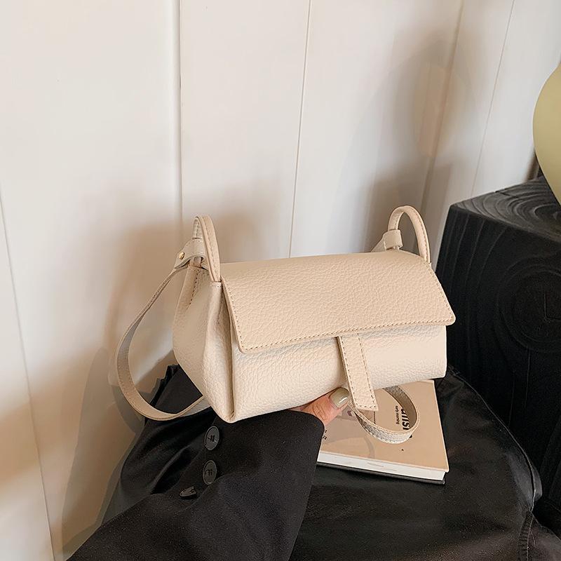 Маленькая сумка высокого класса женская осень 2025 новая нишевый дизайн универсальная сумка-мессенджер популярная в этом году маленькая квадратная сумка