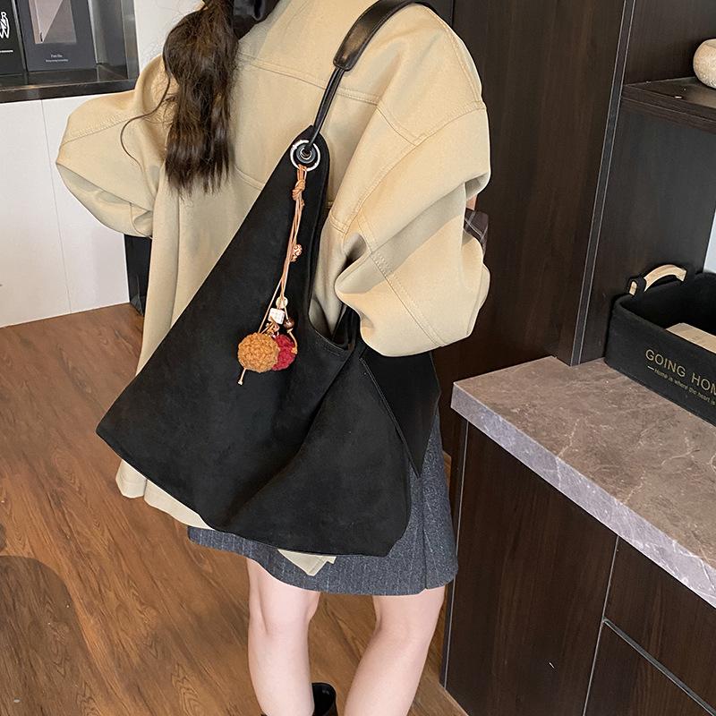 Сумка женская большой вместимости 2025 новая осенне-зимняя матовая ретро сумка через плечо повседневная рабочая сумка-тоут для поездок на работу для ребенка и мамы