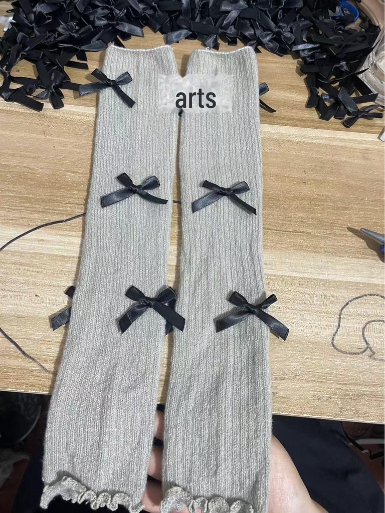 Серые вязаные носки с разрезом - толстые ребристые полосы, длина до икры, уютный осенне-зимний стиль, свободный крой, модные ворсистые носки