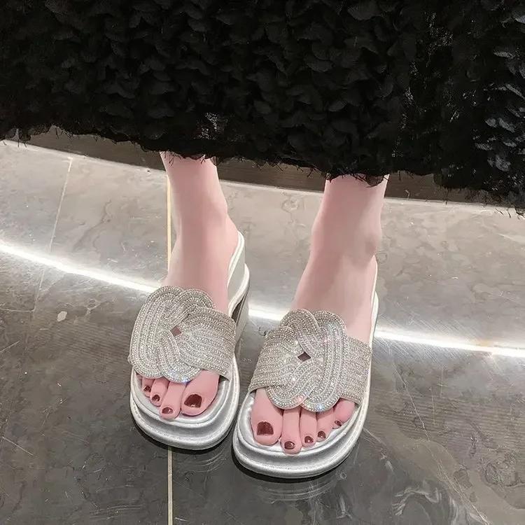 Тапочки на толстой подошве для женщин, модная верхняя одежда, босоножки с открытым носком, блестящие тапочки на танкетке со стразами, женские 2024
