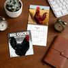 2026 Смешной календарь с петухом Большие петушиные каламбуры Ежемесячный настенный календарь с юмористическими фотографиями домашней птицы Плотная бумага Переплет на проволоке Офисные приколы Подарок