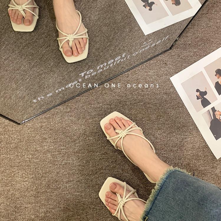 Корейская версия ретро-тапочек для женщин, летняя одежда 2024, новые, с плоской подошвой, простые, с застежкой-клипсой, нескользящие, римские, с узором «елочка», классные тапочки