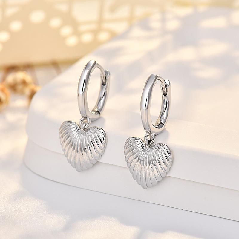 Легкие роскошные серьги-пряжки в форме сердца из золота с узором из ракушек для женщин