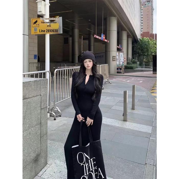 Французское платье с V-образным вырезом, облегающего кроя, вязаное, с длинным рукавом для женщин - Ранняя осень 2024, с акцентом на талии и облегающее бедра