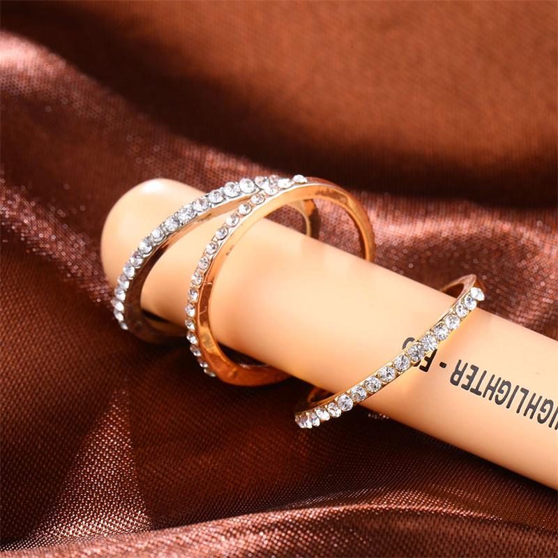 Изящное обручальное кольцо, украшенное кристаллами